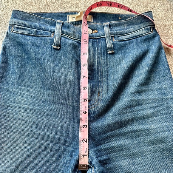 Madewell 11" High-Rise Flare Jeans in Mersey
Wash Size 24. In mint condition. - Picture 2 of 12